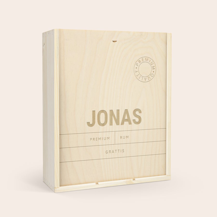 Personliga Vinlåda En ljus trälåda för flaska med personaliserat lock. Locket har texten JONAS PREMIUM RUM GRATTIS.