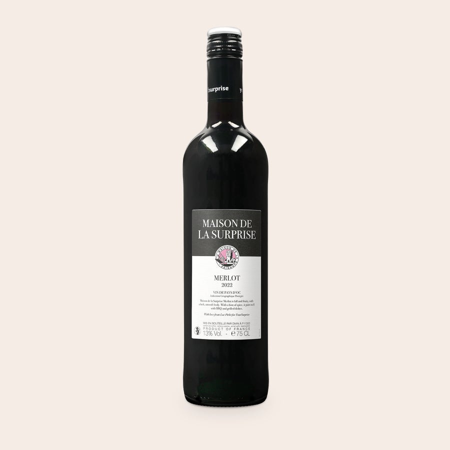 Personalizované víno - Maison de la Surprise Merlot Fľaša červeného vína Merlot 2022 Luc Pirlet s personalizovaným štítkom ako darček.