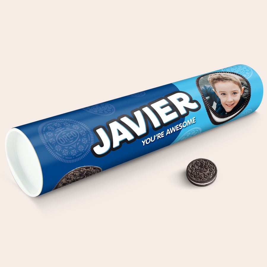 Tubo de regalo XXL personalizado de Oreo Tubo de regalo Mega Oreo personalizado en azul con foto y nombre Javier impresos, más una galleta.