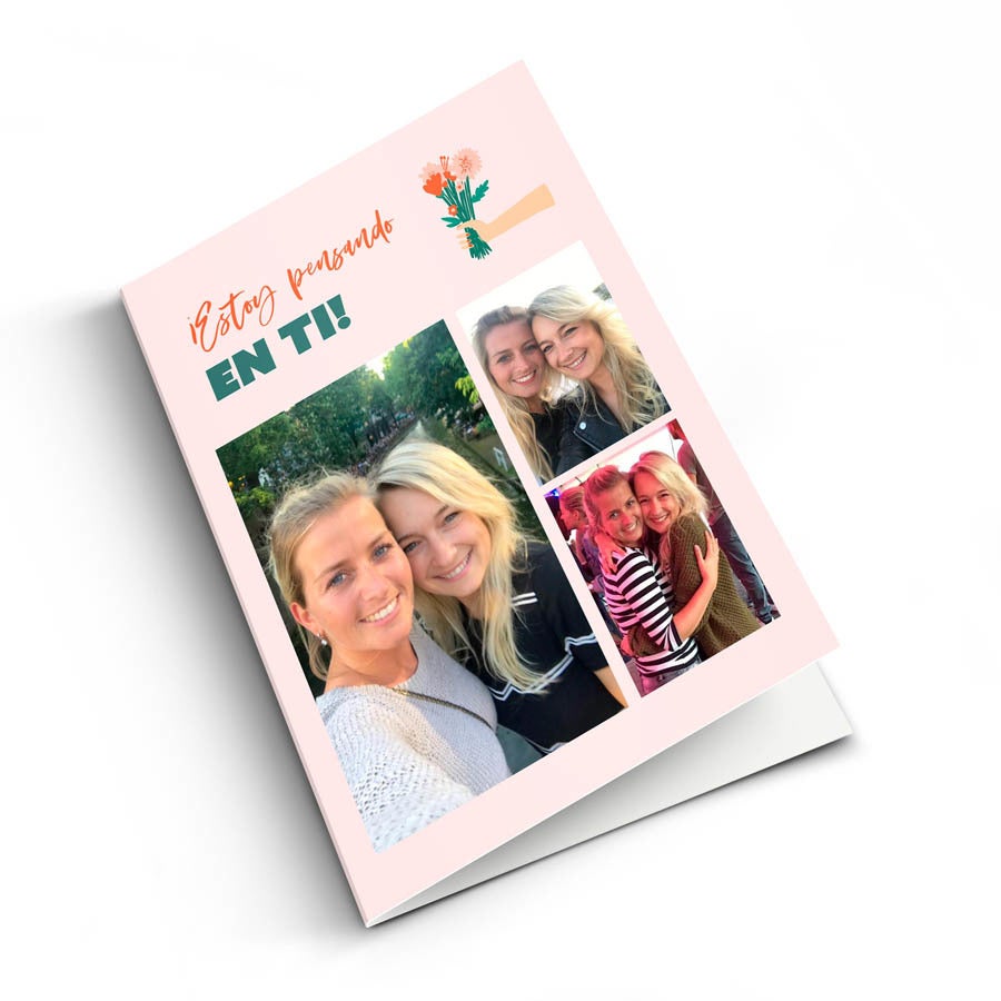 Tarjeta fotográfica personalizada con el texto "¡Estoy pensando en ti!" y cuatro fotos de amigas, para sus seres queridos.