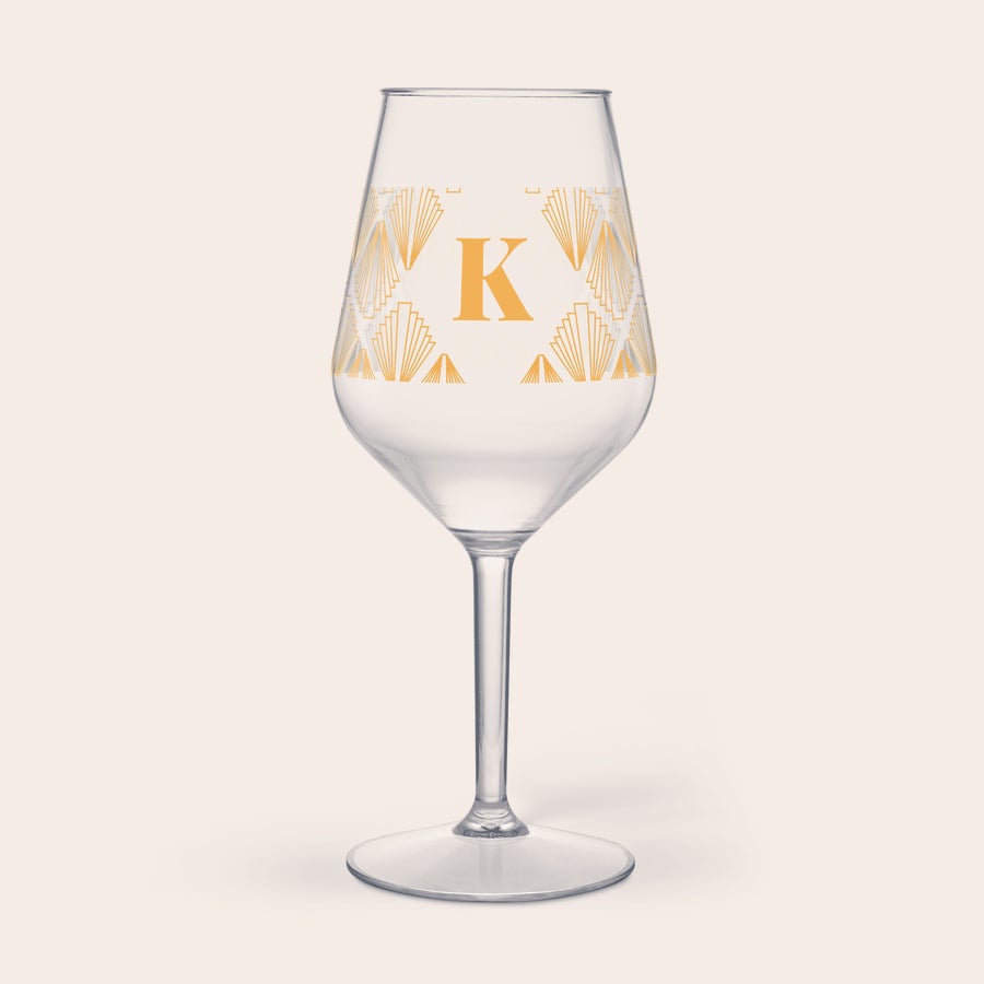 Copo de Vinho Estampado Copo de vinho em plástico preto com letra K dourada e padrão art déco, um presente para amante de vinho