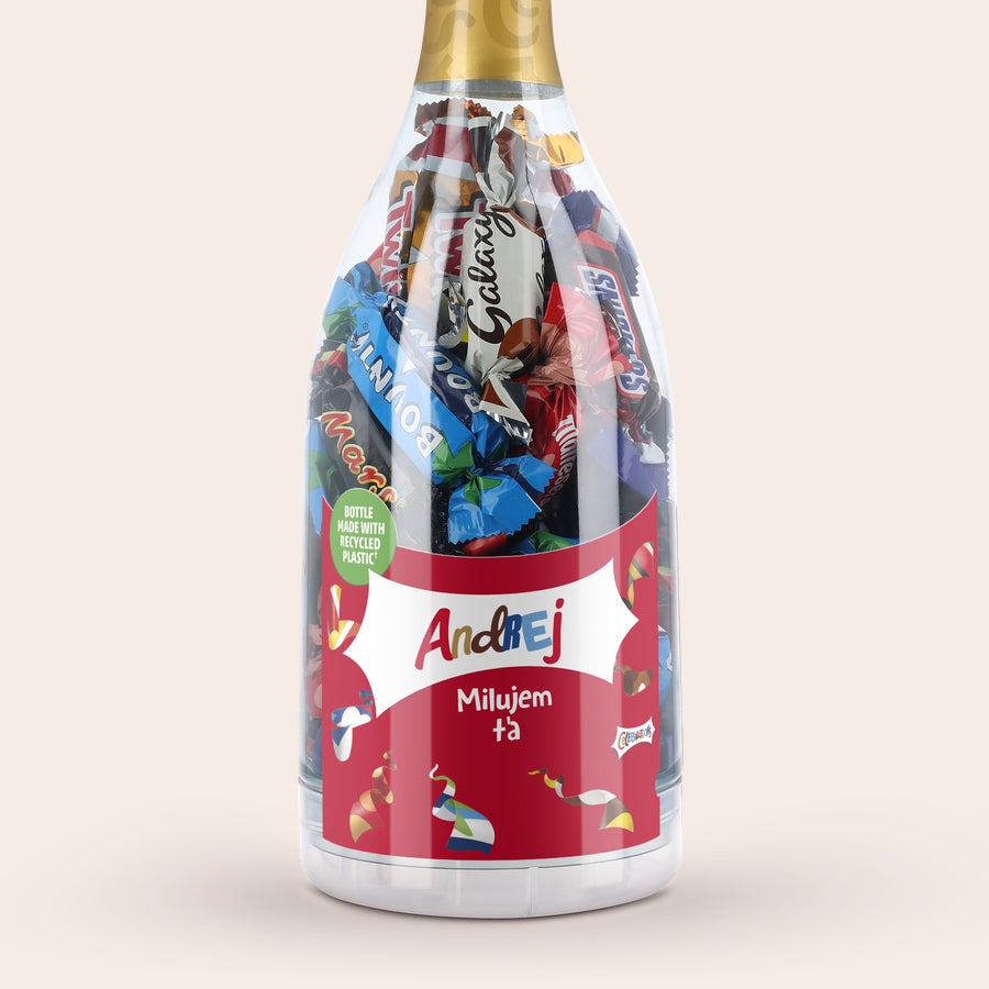 Celebrations Krabička Celebrations v tvare fľaše s potlačou mena Andrej a textom Milujem ťa, plná rôznych čokoládových tyčiniek.