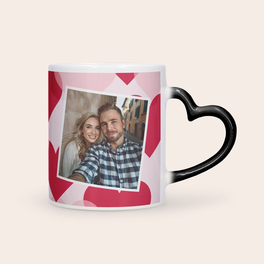 Magisk Mugg Vit personlig magisk mugg med hjärthandtag, tryckt med ett foto av ett leende par och röd hjärtdesign