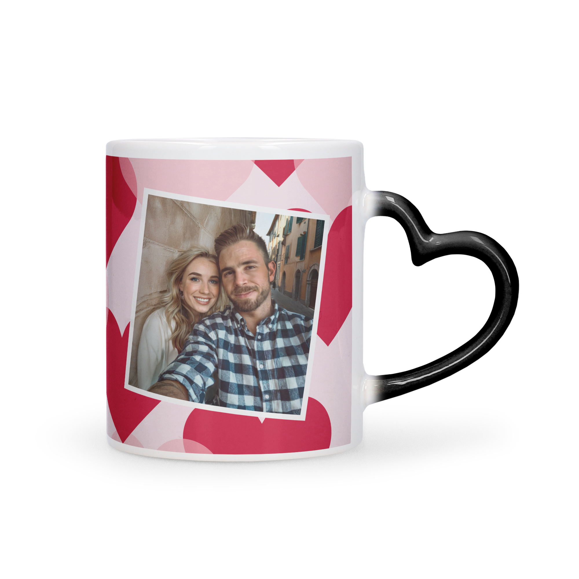 Zaubertasse mit einem Selfie von einem lächelnden Paar, gedruckt auf einer rosa Herzchen-Kulisse.