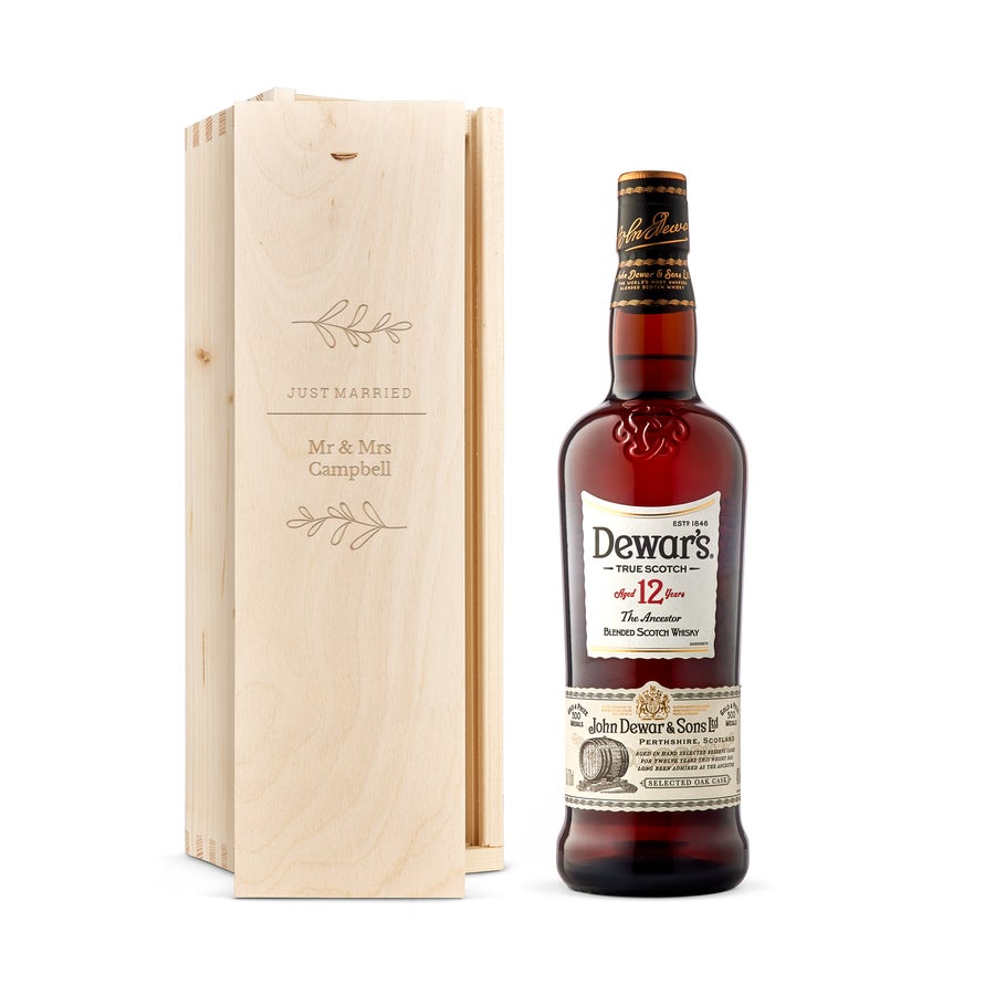 Personalised whiskey gift - Dewar's - 12 years - Engraved wooden case Personalised whiskey gift - Dewar's - 12 years - Engraved wooden case