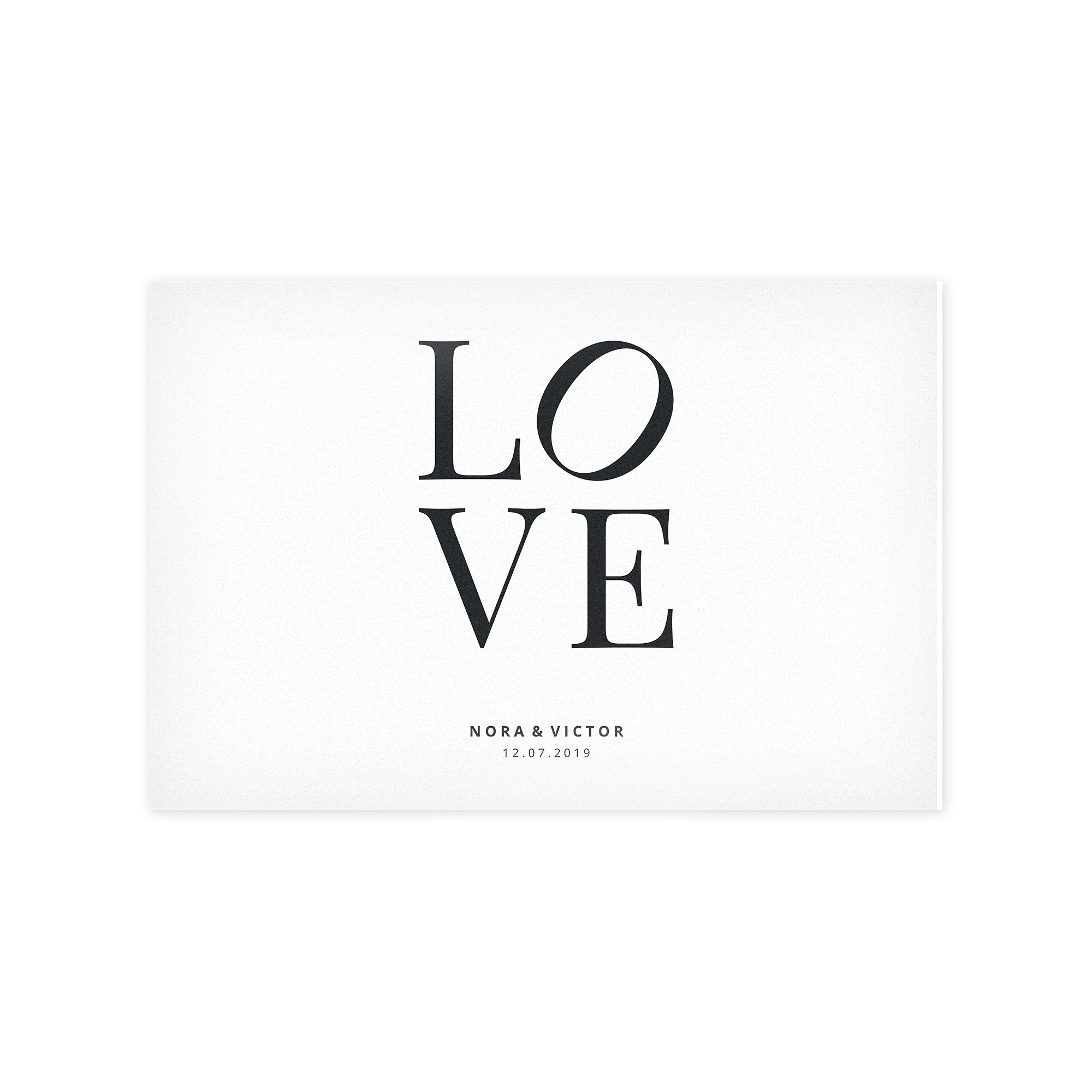 Ett foto på forex med texten LOVE och personliga namn Nora & Victor samt datum 12.07.2019, tryckt med en bild