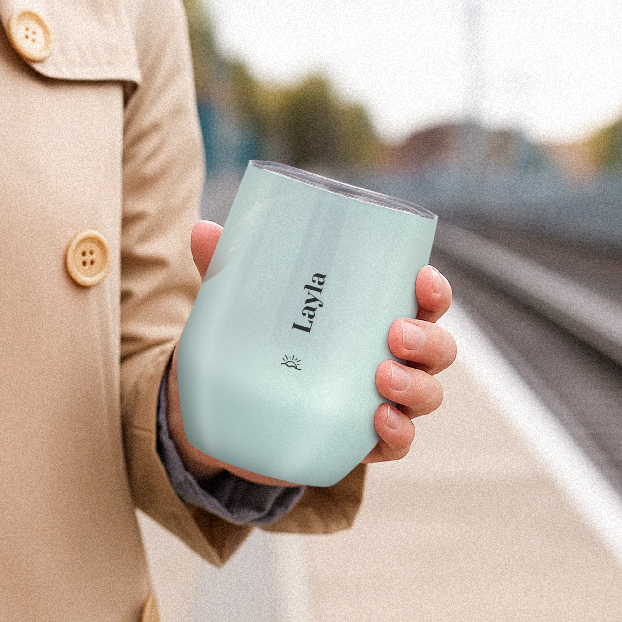 Mano che tiene una tazza da viaggio personalizzata verde menta con nome Layla stampato, per un'esperienza rinfrescante.