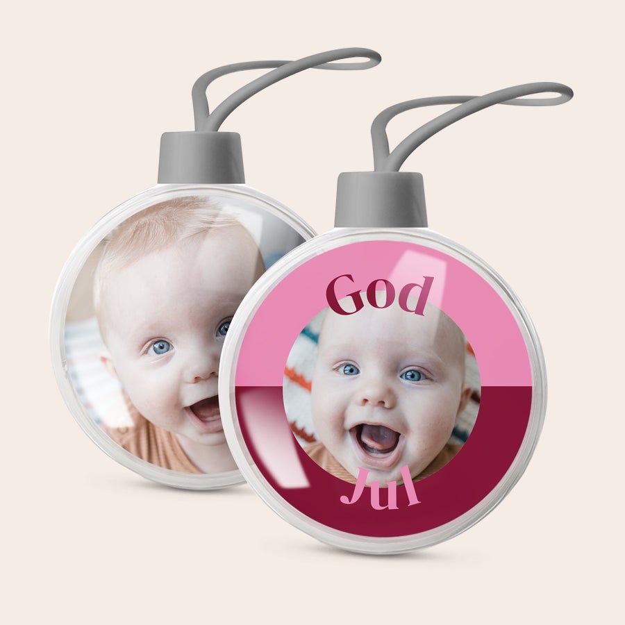 Personlige Babyns första julkula (2 st) Personaliserad julgranskula med foto av en bebis och texten "God Jul" för barnets första jul