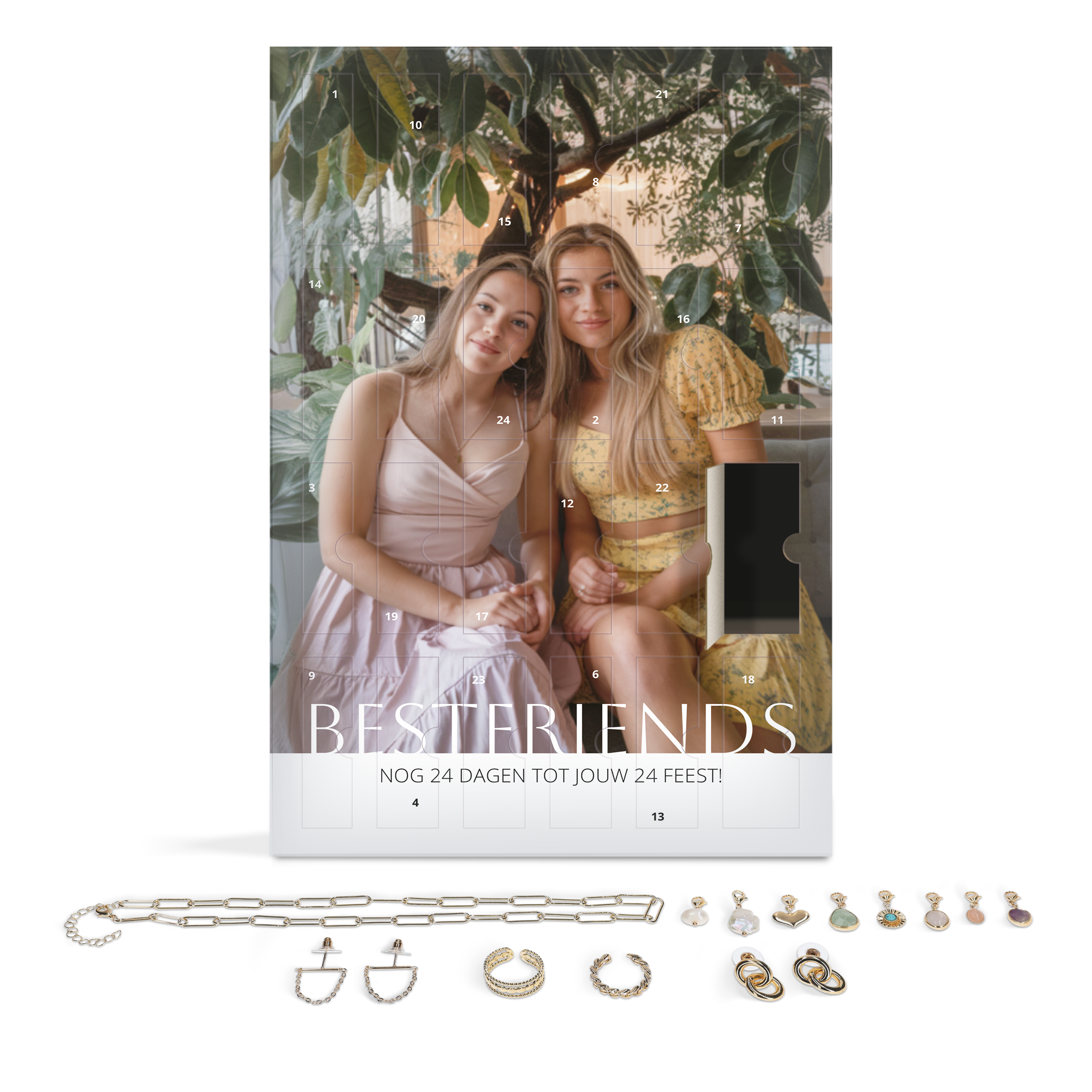 Luxe Sieraden verrassingsbox gepersonaliseerd met foto van twee vriendinnen en de tekst "Bestfriends". Inclusief diverse gouden oorbellen en kettingen.