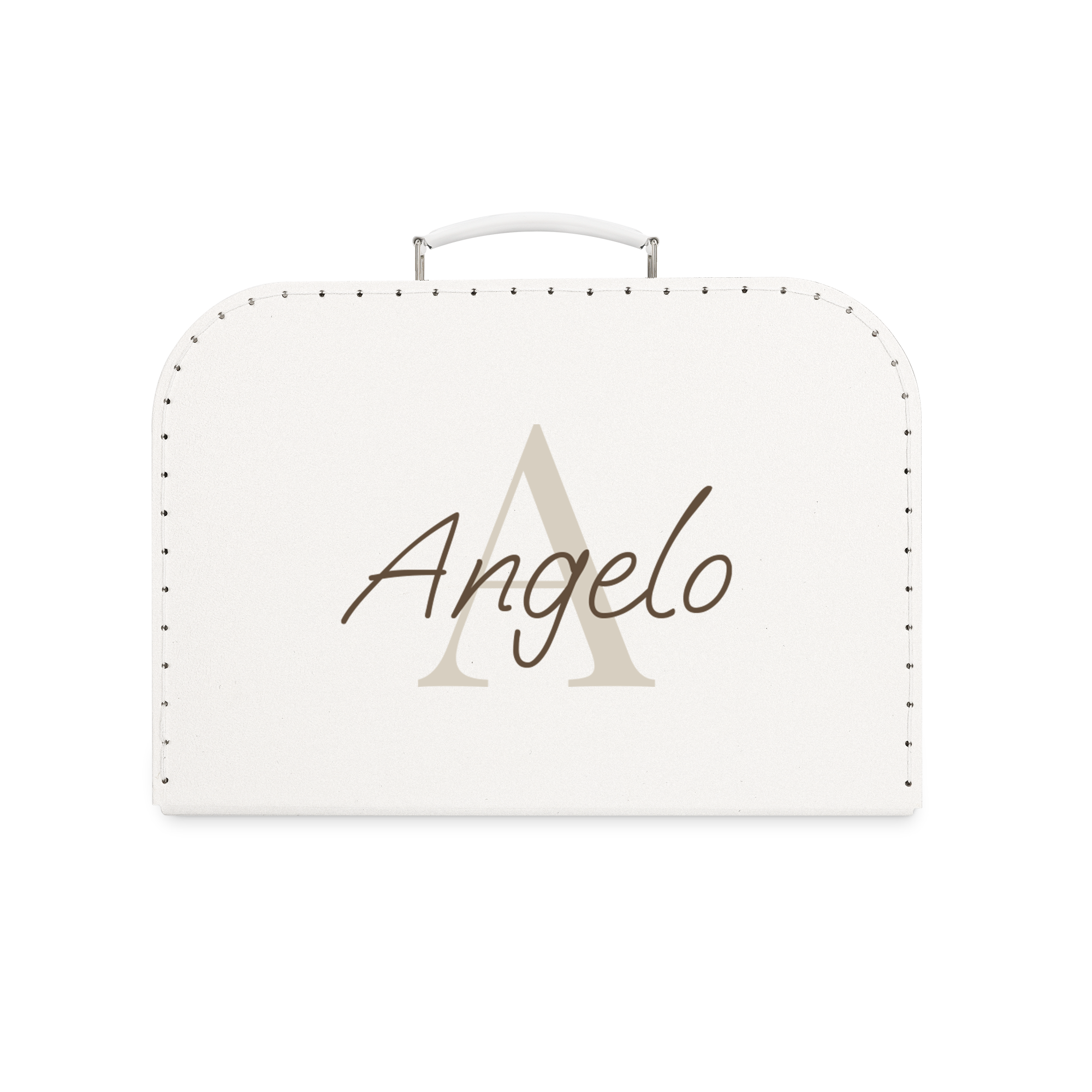 Valisette blanche en carton avec le prénom Angelo imprimé en marron, initiale A beige en arrière-plan