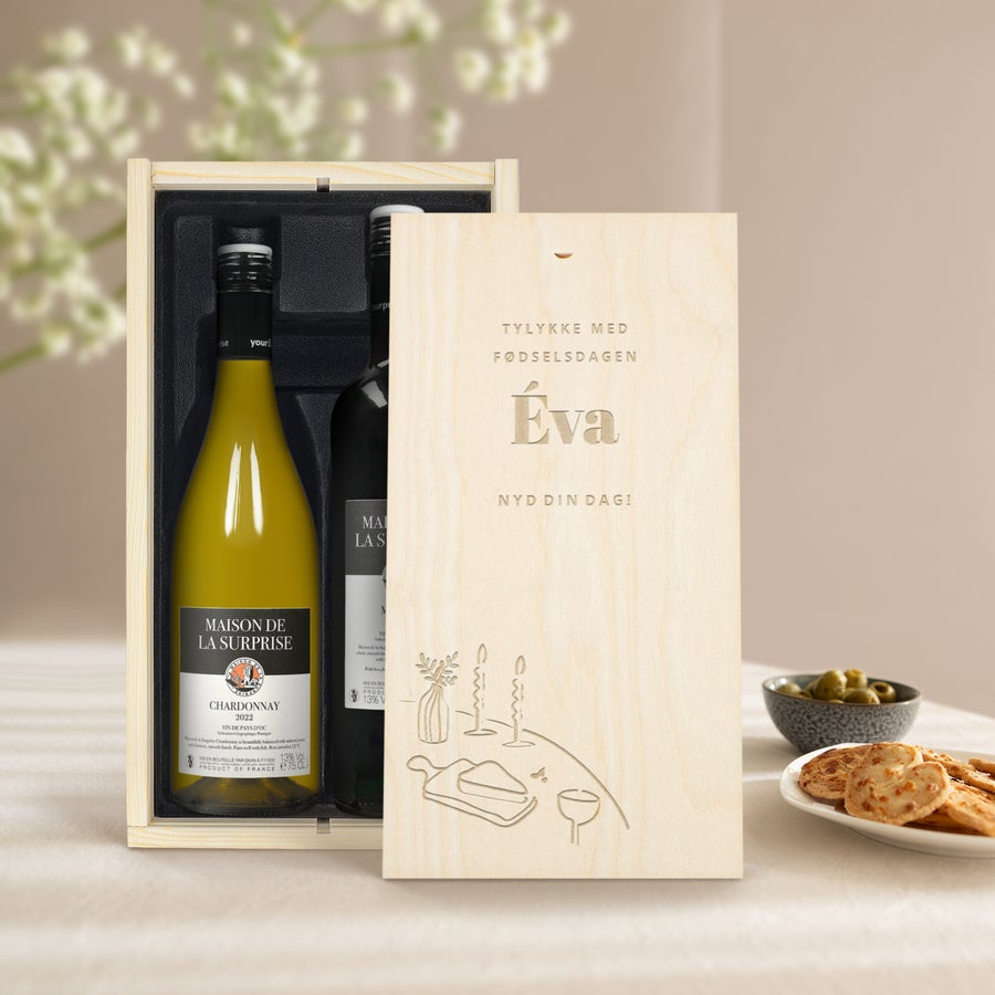 Vinsæt med personlig etikette og trækasse - Maison de la Surprise Chardonnay & Merlot Maison de la Surprise vinpakke i en indgraveret vinboks med teksten "Tillykke med fødselsdagen Éva. Nyd din dag!"