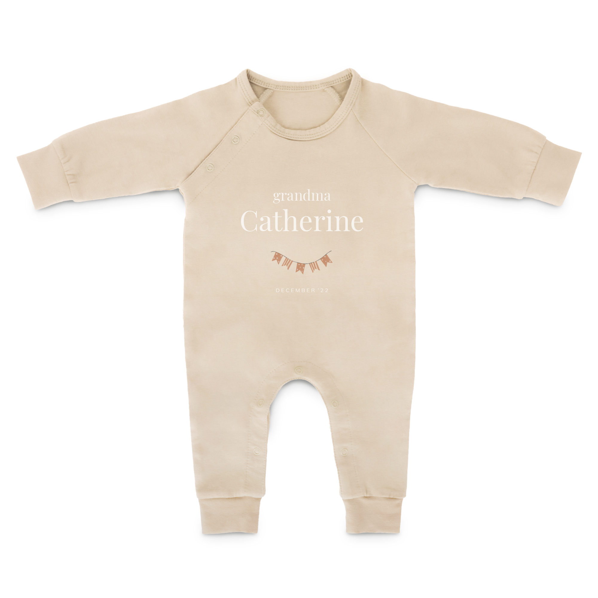 Body de bebé crema personalizado, estampado con "grandma Catherine" y "December 22", con diseño de guirnalda, ¡a mover esas piernas gorditas!