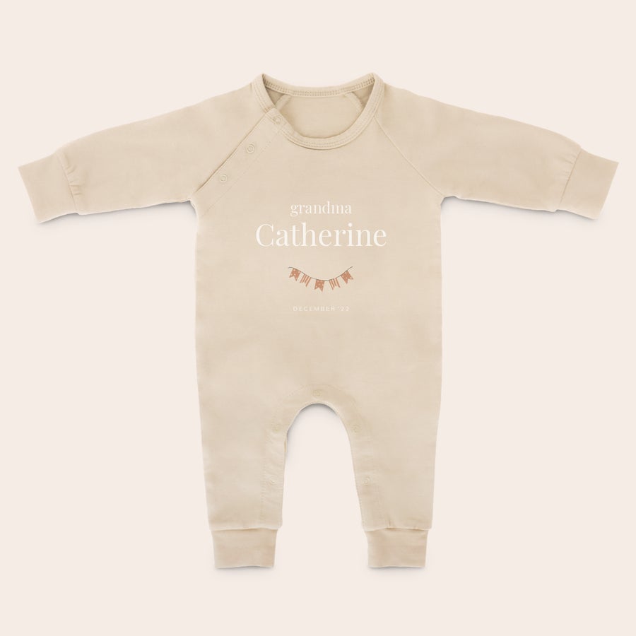 Body de bebé Impreso Body de bebé crema personalizado, estampado con "grandma Catherine" y "December 22", con diseño de guirnalda, ¡a mover esas piernas gorditas!