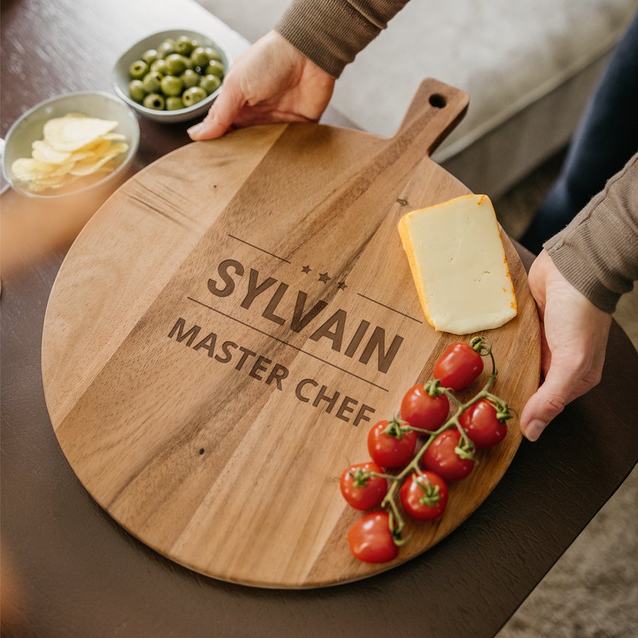Planches à découper personnalisées Servez vos encas préférés sur ce plateau de service en bois rond, gravé avec le prénom Sylvain et le texte Master Chef