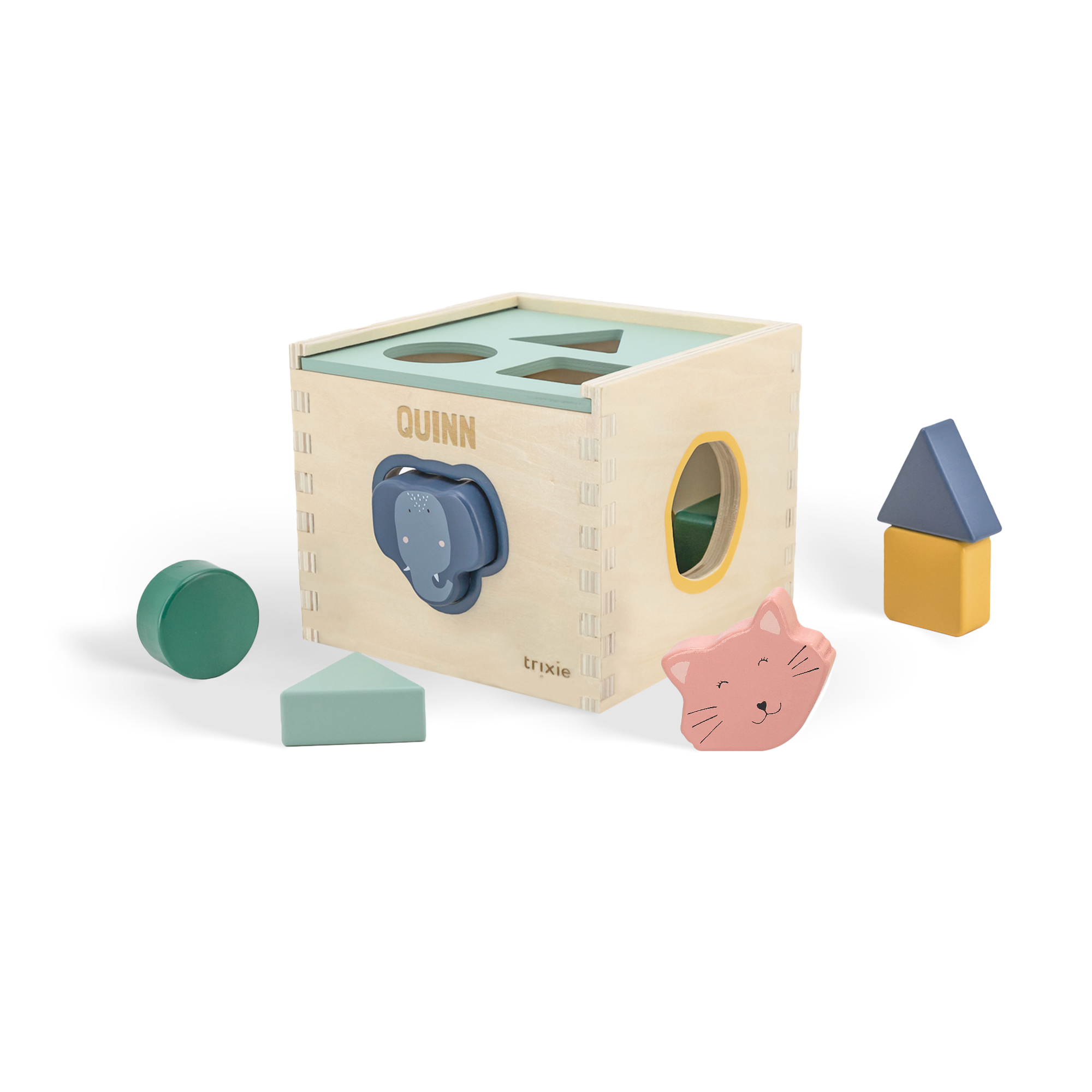 Cub de sortare din lemn Trixie personalizat cu numele Quinn gravat, cu forme colorate.