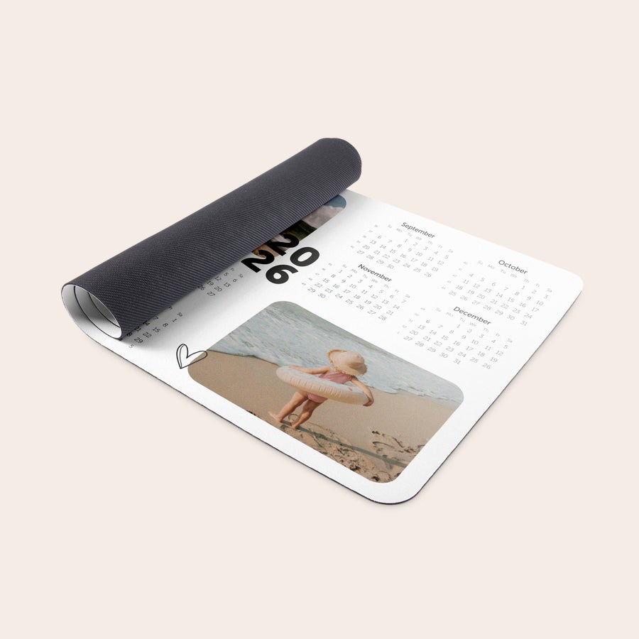 Mousepad - Retângulo - XL Mousepad XL personalizado com calendário anual e foto de criança na praia estampado. Surpreenda o seu gamer favorito com um mousepad personalizado!