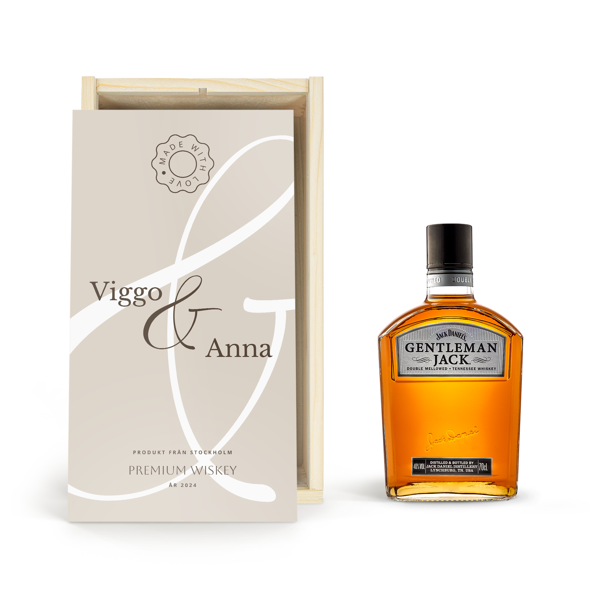En flaska Gentleman Jack whisky i personlig trälåda med tryckta namnen Viggo & Anna, perfekt att ge bort en flaska whisky i personlig låda