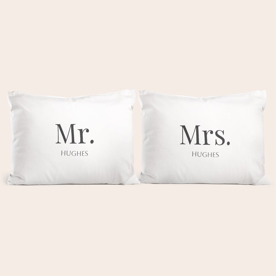 Set federe con stampa - Amore Due federe bianche personalizzate stampate con i nomi "Mr. Hughes" e "Mrs. Hughes" una set di federe a tema amoroso personalizzate