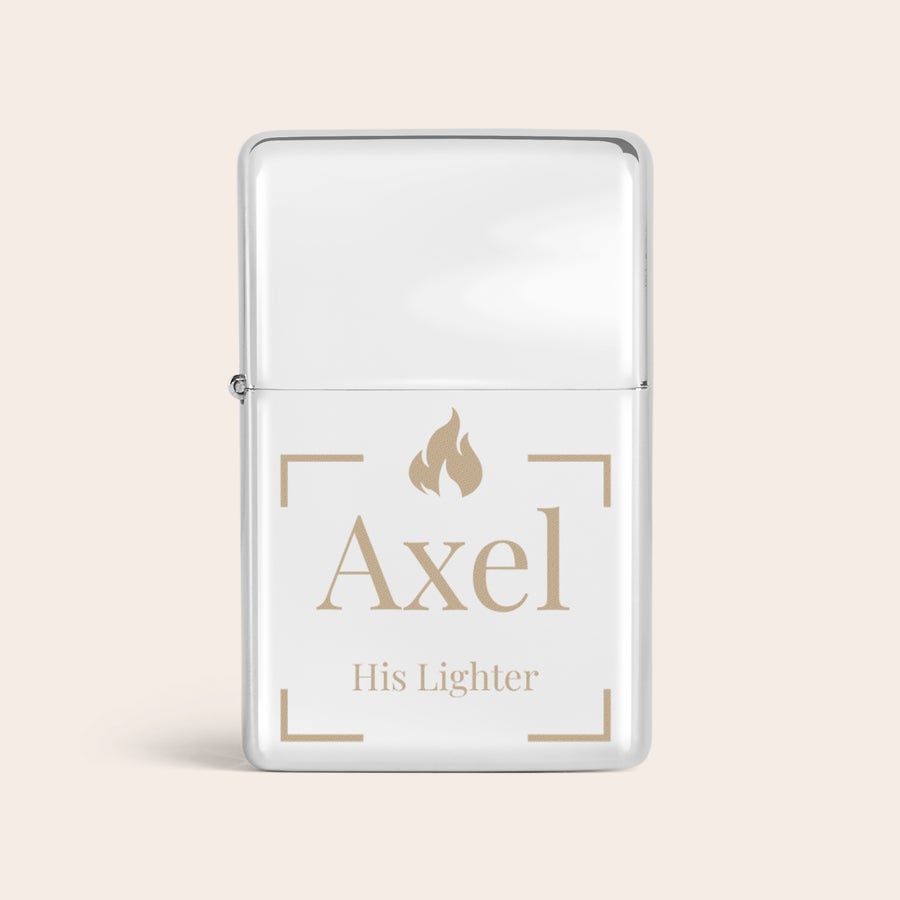 Feuerzeug mit Gravur Edles weißes Feuerzeug mit Gravur-Namen "Axel His Lighter" in Gold, umrandet von einem dezenten Rahmen
