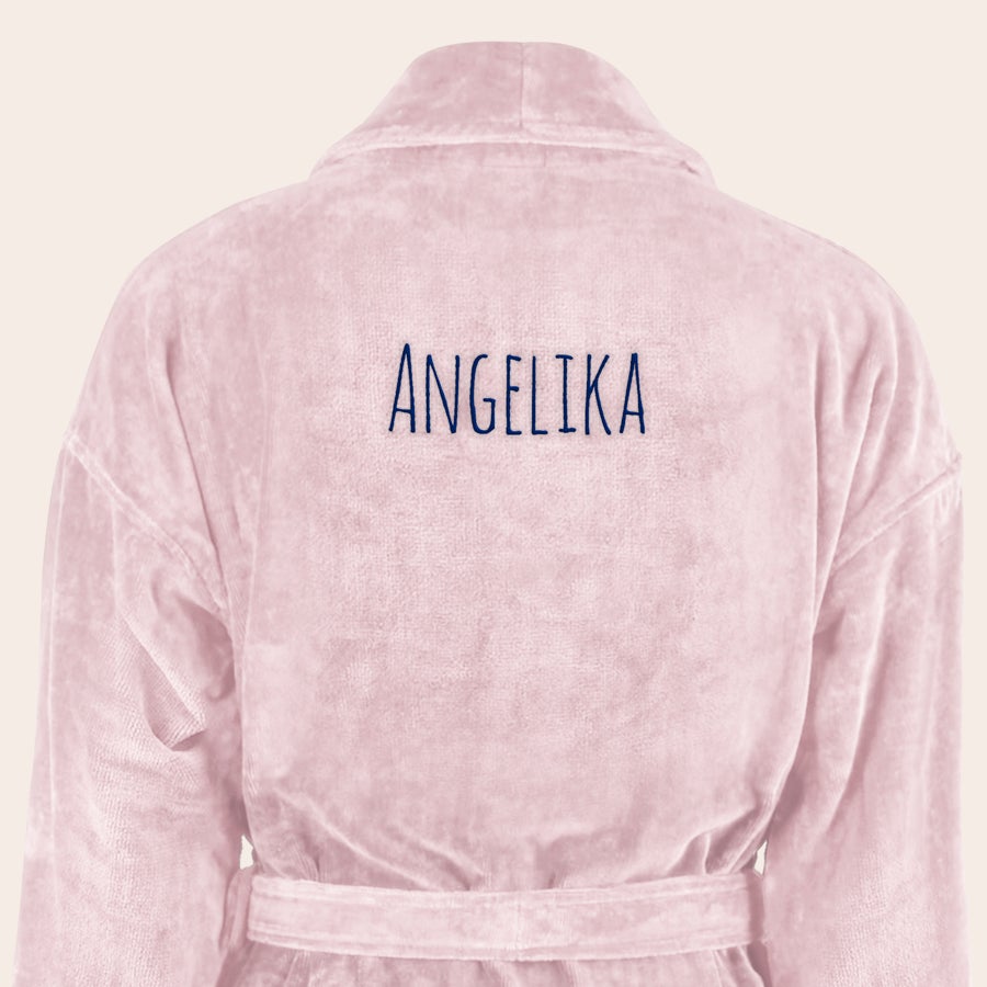 Badrock Dam med namn Mjuk rosa morgonrock med texten ANGELIKA broderad i blått. Ge en morgonrock broderad med din egen text.