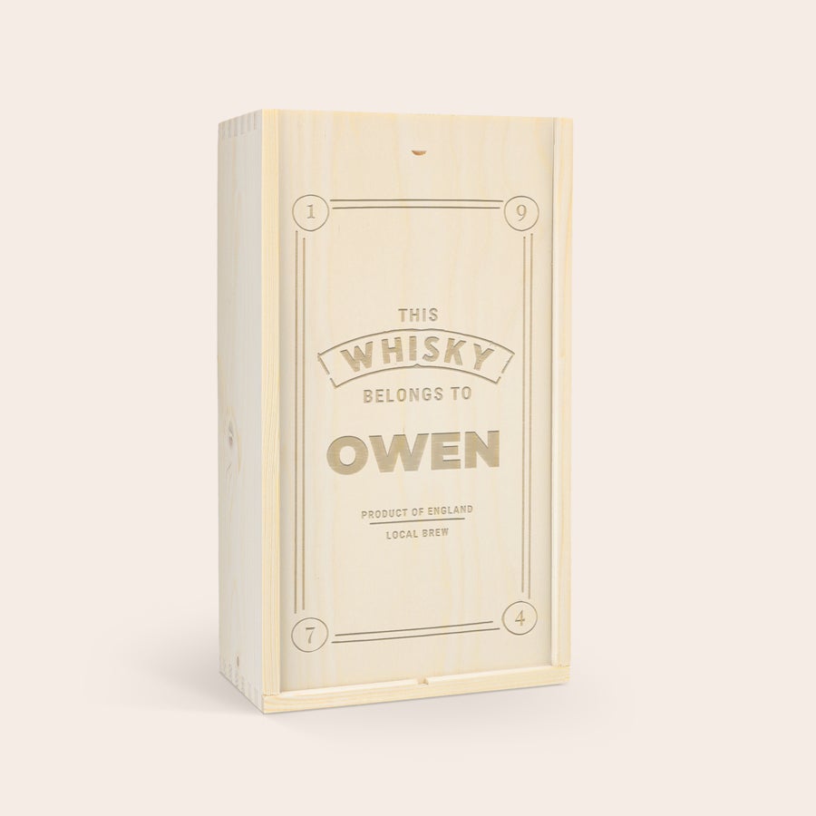Træ vinkasse med personlig gravering Personlig vin trækasse i lyst træ, indgraveret med teksten "THIS WHISKY BELONGS TO OWEN" og personlig tekst.