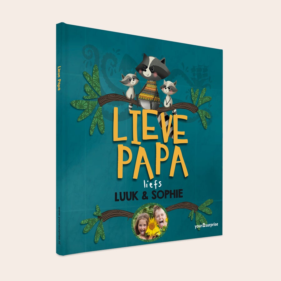 Gepersonaliseerd boek voor papa Lieve Papa kinderboek met wasbeerfamilie, de tekst Lieve Papa liefs Luuk & Sophie en een gepersonaliseerde foto van twee blije kinderen.