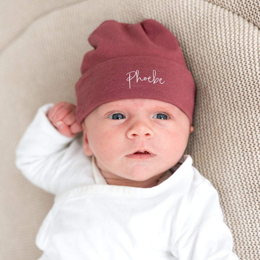 Gorrito de bebé Gorro de bebé color vino con el nombre "Phoebe" estampado en blanco.
