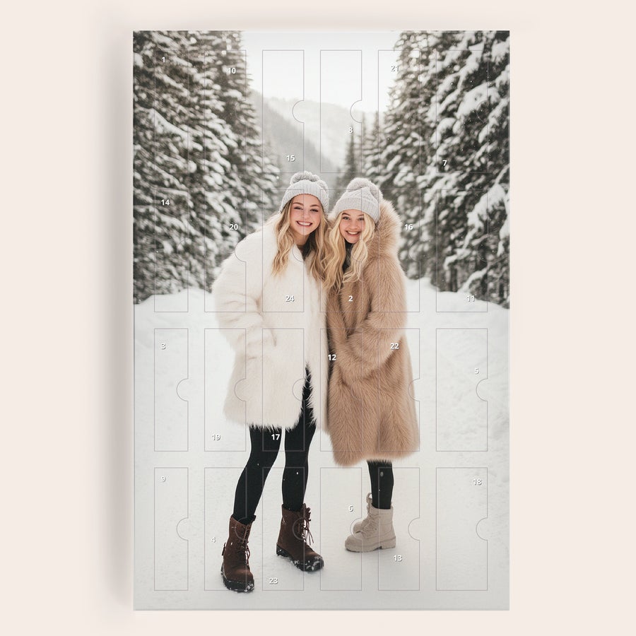Luxuriöse Schmuck-Überraschungsbox – personalisiert Personalisierter Adventskalender mit Foto von zwei Frauen im Schnee, bedruckt mit dem Design Dein personalisierter Adventskalender für einen funkelnden Countdown bis Weihnachten