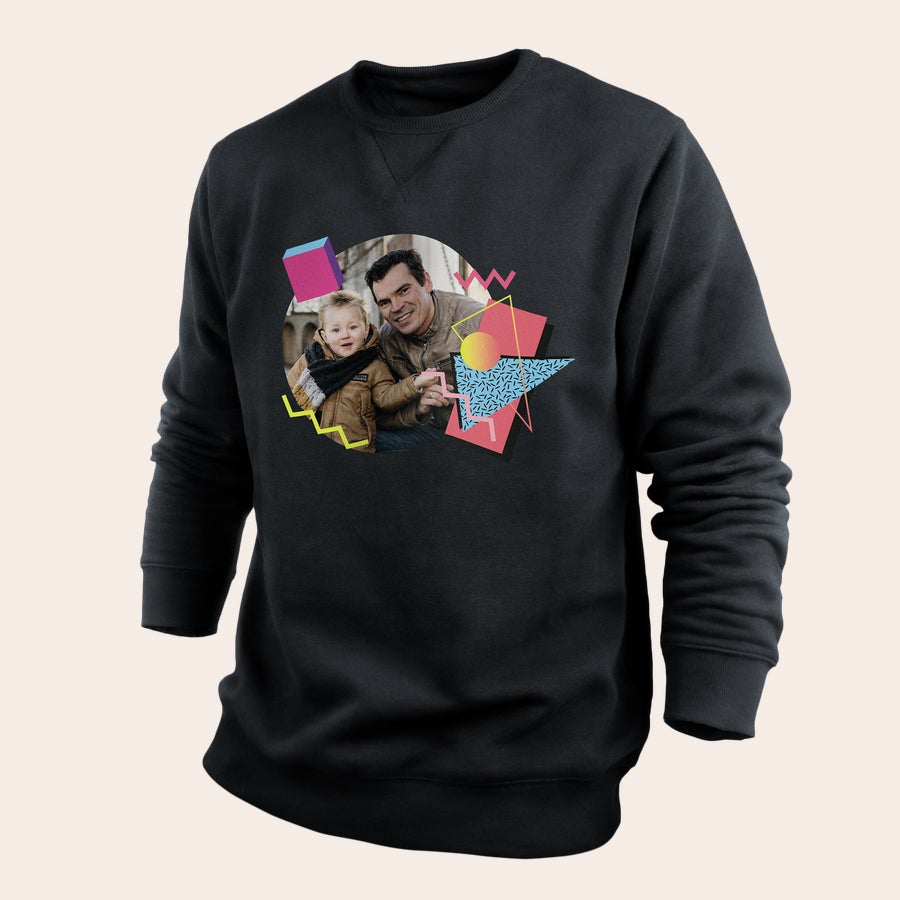 Trui heren bedrukken Zwarte bedrukte sweater voor heren met een persoonlijke foto van een man en kind, omringd door kleurrijke geometrische vormen.