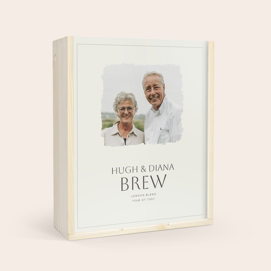 Carcasă din lemn O carcasă din lemn personalizată cu o poză imprimată a unui cuplu zâmbitor și textul Hugh Diana Brew, London Blend, Year of 1997