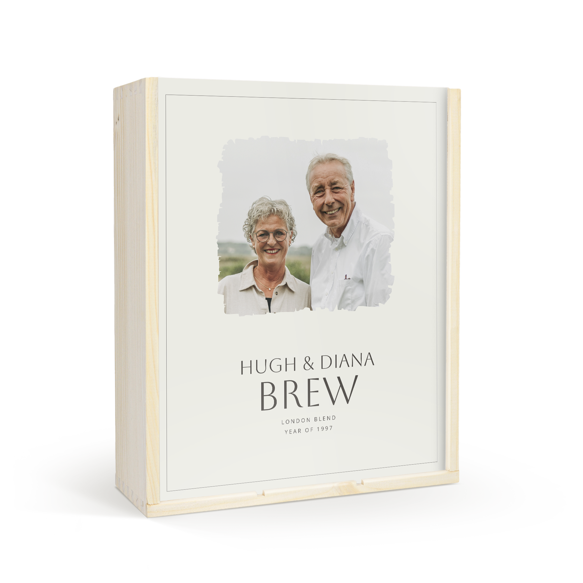 Caixa de madeira personalizada com foto impressa de casal e os nomes Hugh & Diana Brew