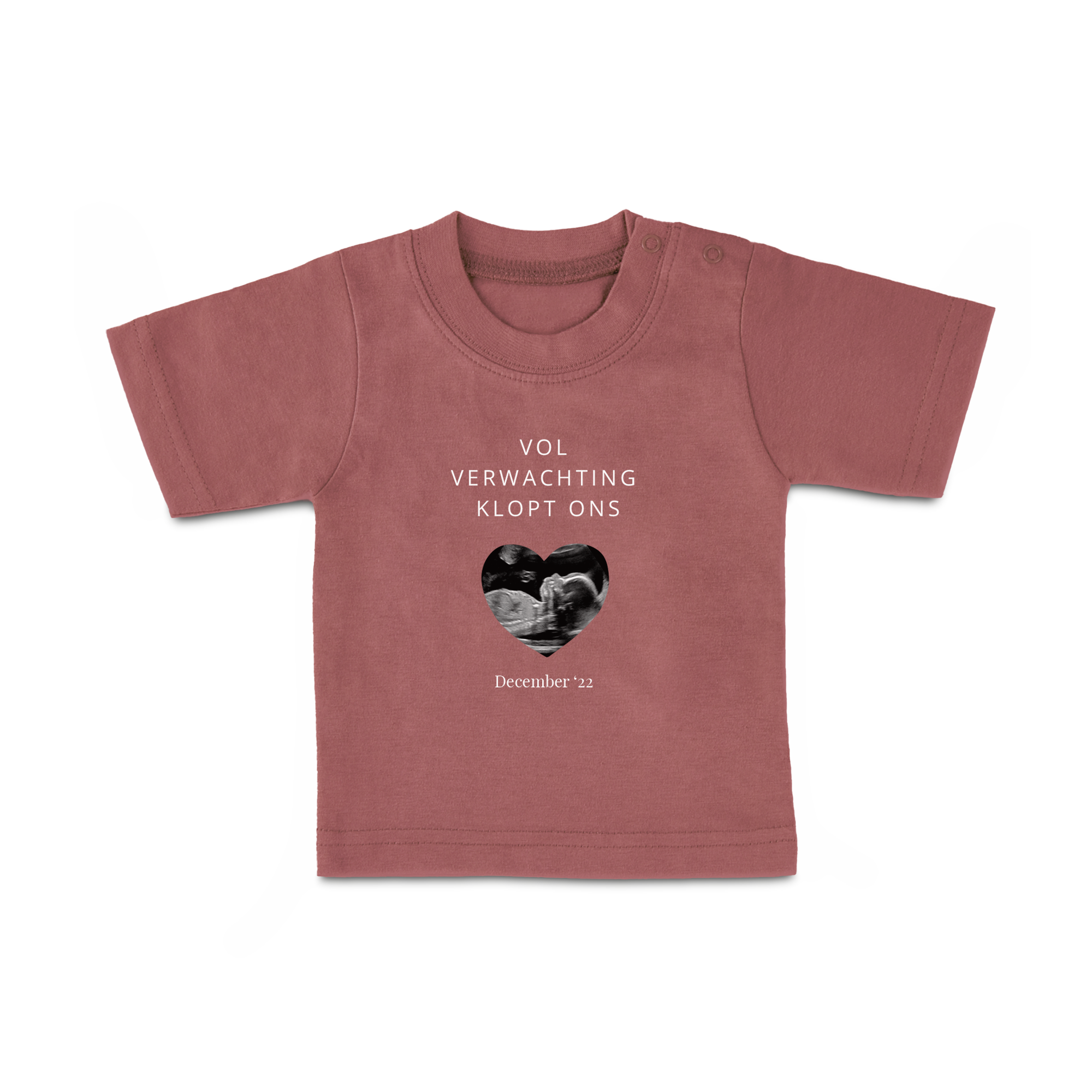 Baby shirt met naam. Oudroze baby shirt bedrukt met echofoto in hartvorm, de tekst Vol Verwachting Klopt Ons en de datum December '22.