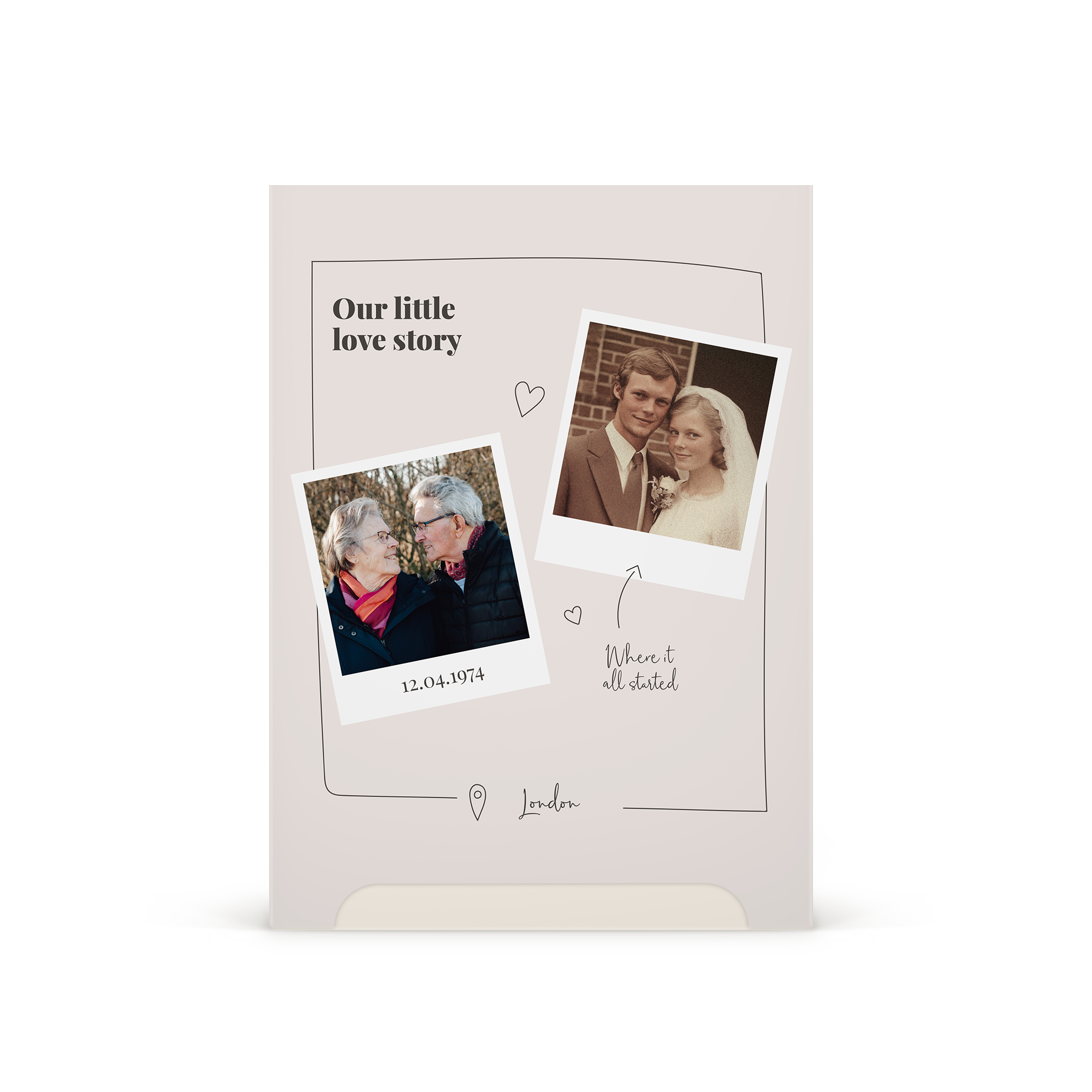 Caja de regalo personalizada con fotos impresas "Our little love story" de una pareja en su boda y de mayores, con fecha y ubicación.