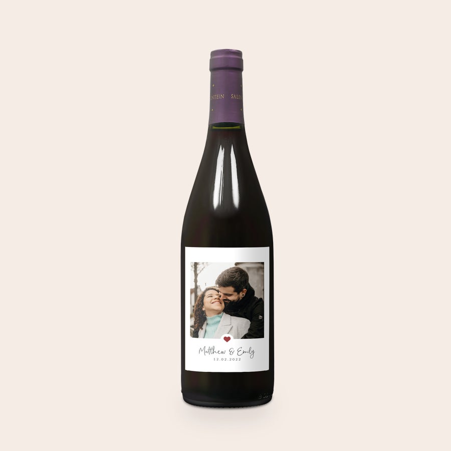 Personalizované víno - Salentein Pinot Noir Fľaša salentein pinot noir s personalizovanou etiketou s fotografiou páru Matthew a Emily a dátumom 12.02.2022, lahodnú fľašu salentein pinot noir s foto a textový štítok ako darček.