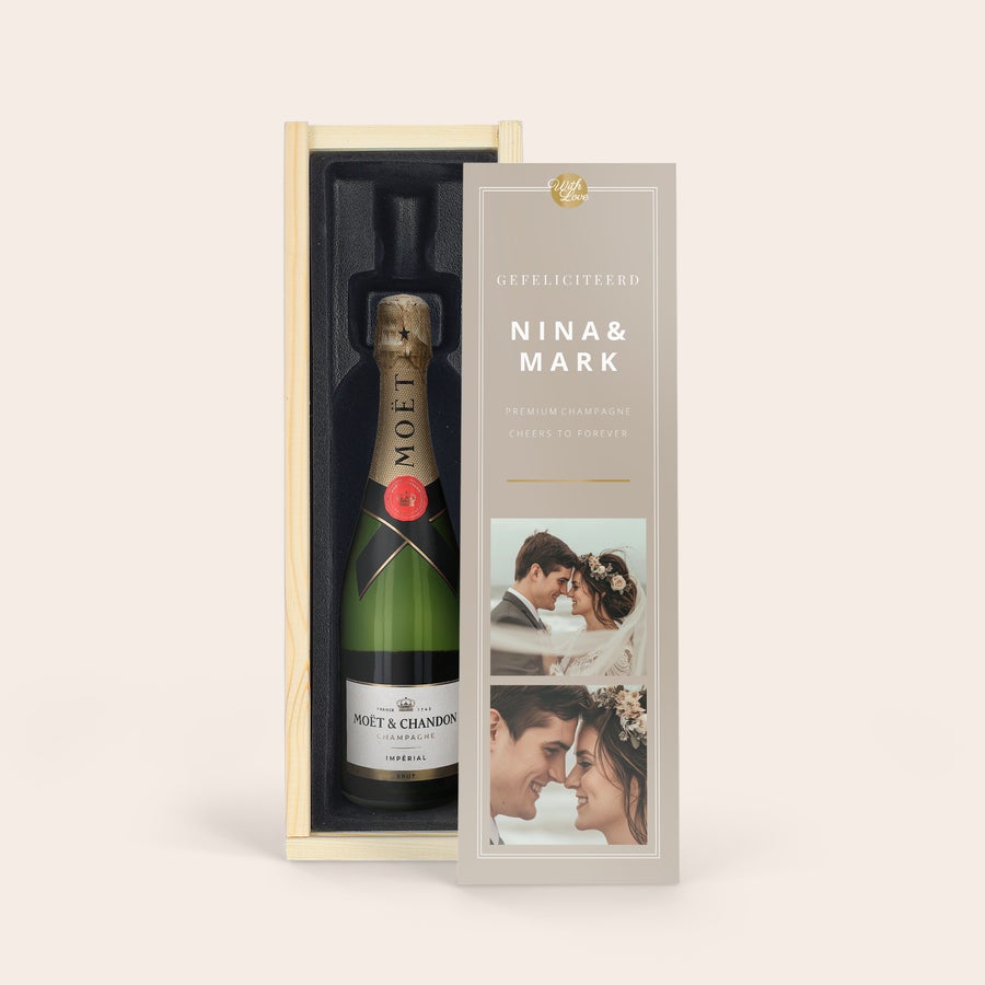 Moët & Chandon Brut 375ml personaliseren Moët & Chandon champagnefles in een gepersonaliseerde houten kist, bedrukt met felicitatietekst, namen Nina & Mark en foto's van een bruidspaar.