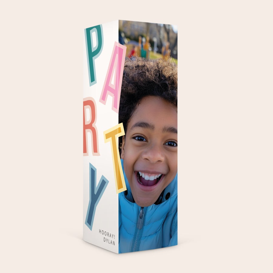 Personalizovaná dárková krabička se sladkostmi Personalizovaná dárková krabička s cukrovinkami s fotografií šťastného dítěte a nápisem Party, jméno Dylan.