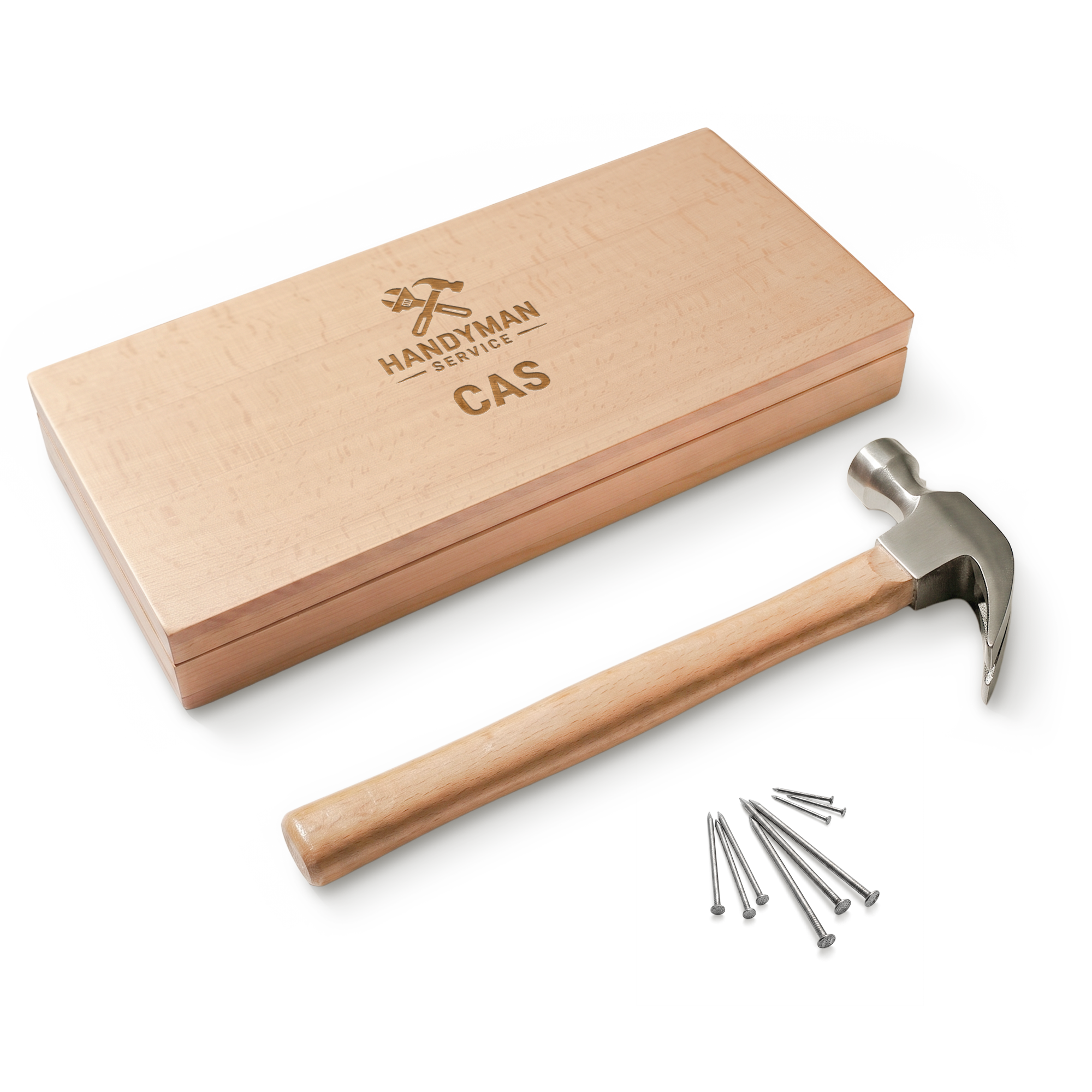 Hamer in gegraveerde houten kist met gepersonaliseerde naam CAS en Handyman Service logo, inclusief losse spijkers.