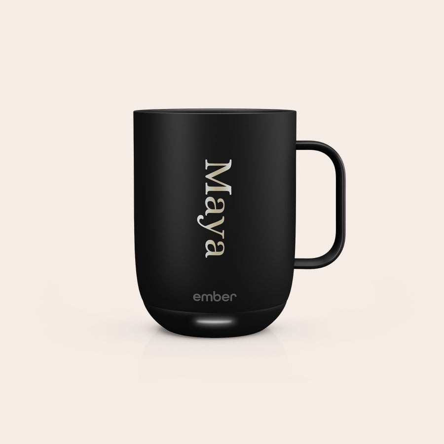 Ember Smart Control Mug Svart Ember Control Cup lasergravert med navnet "Maya" i gullfarge. Nyt hver slurk med en personlig kopp.