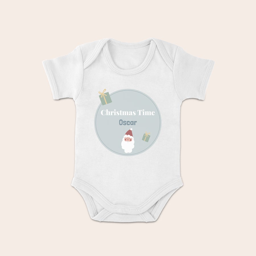 Body de bebé - Primera Navidad Body blanco de bebé personalizado con "Christmas Time", el nombre Oscar impreso, un dibujo de Papá Noel y regalos para su primera Navidad.