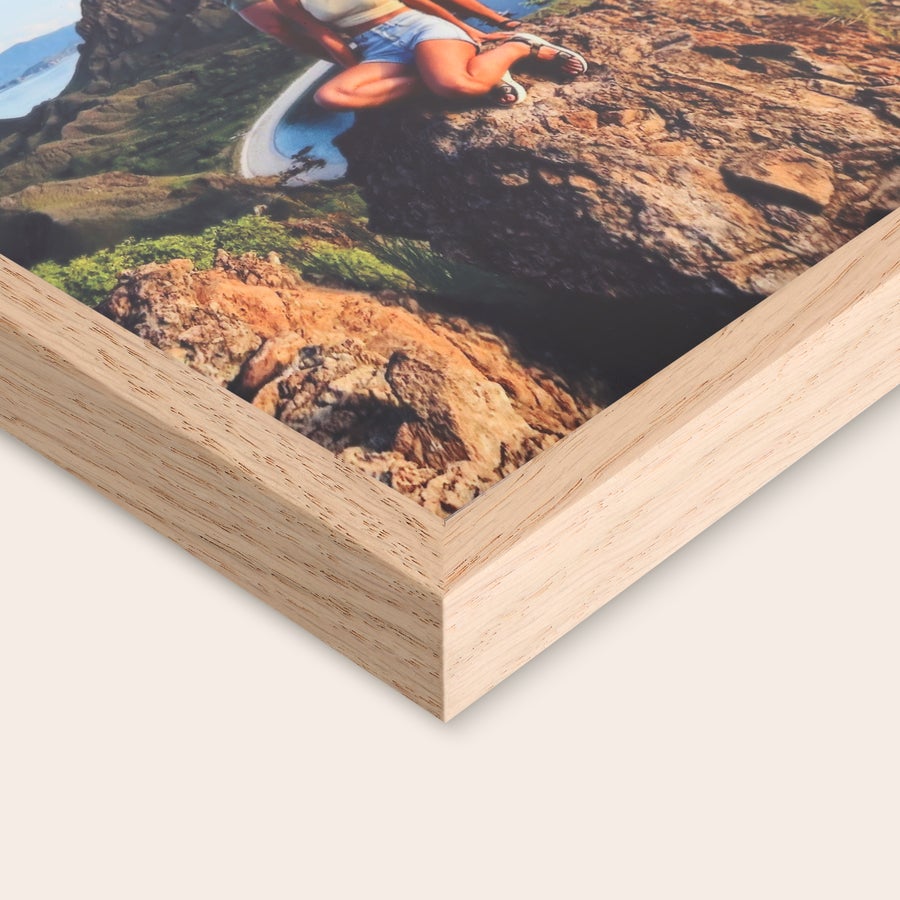 Fotodruck mit Rahmen Gerahmtes personalisiertes Foto mit einem Naturholzrahmen, das eine sitzende Person in den Bergen zeigt