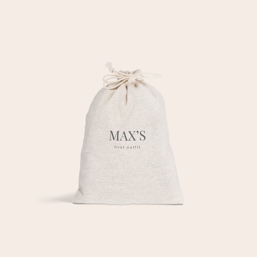 Pungă cadou cu cordon Pungă cadou din bumbac albă, personalizată cu textul MAX'S first outfit imprimat, cu șnur închis. Faceți Paștele special cu pungi de cadou personalizate cu șnur.