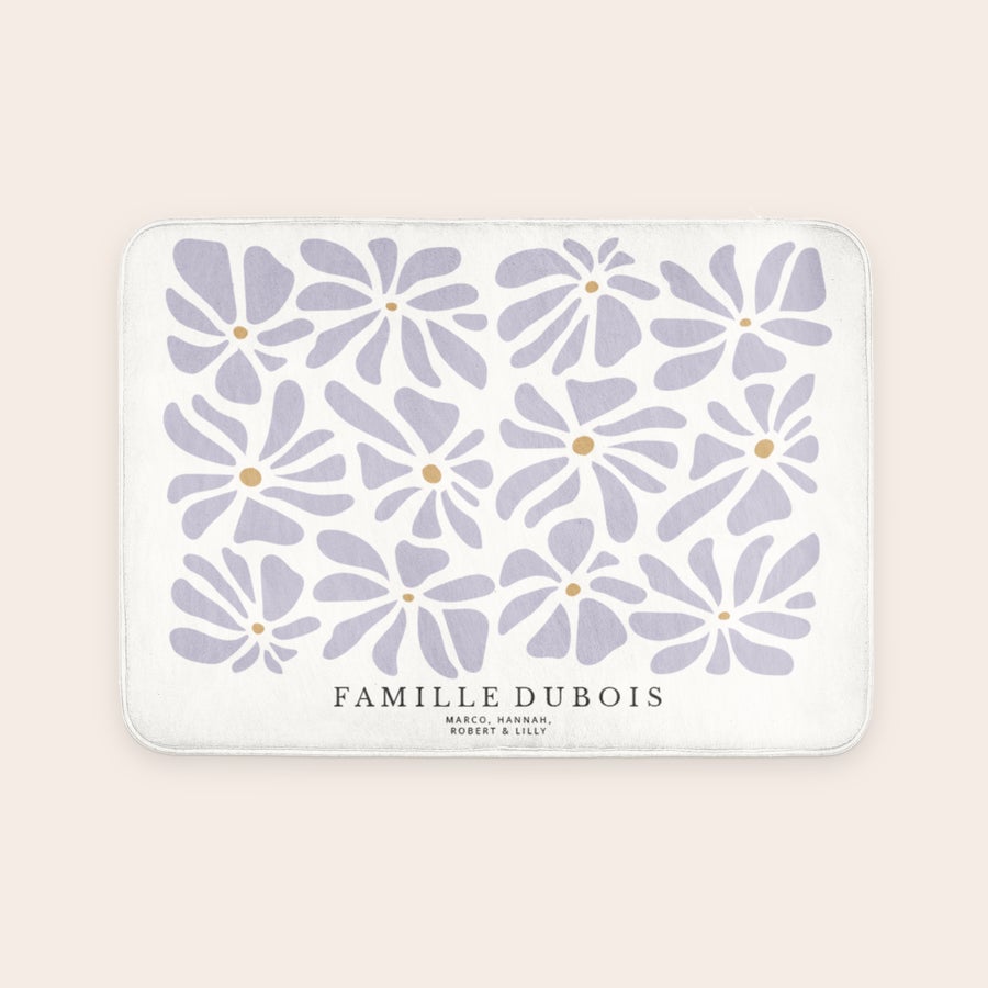 Tapis de bain personnalisé - 70 x 50 cm Tapis de bain personnalisé blanc imprimé avec des fleurs violettes et le texte Famille Dubois, Marco, Hannah, Robert et Lilly