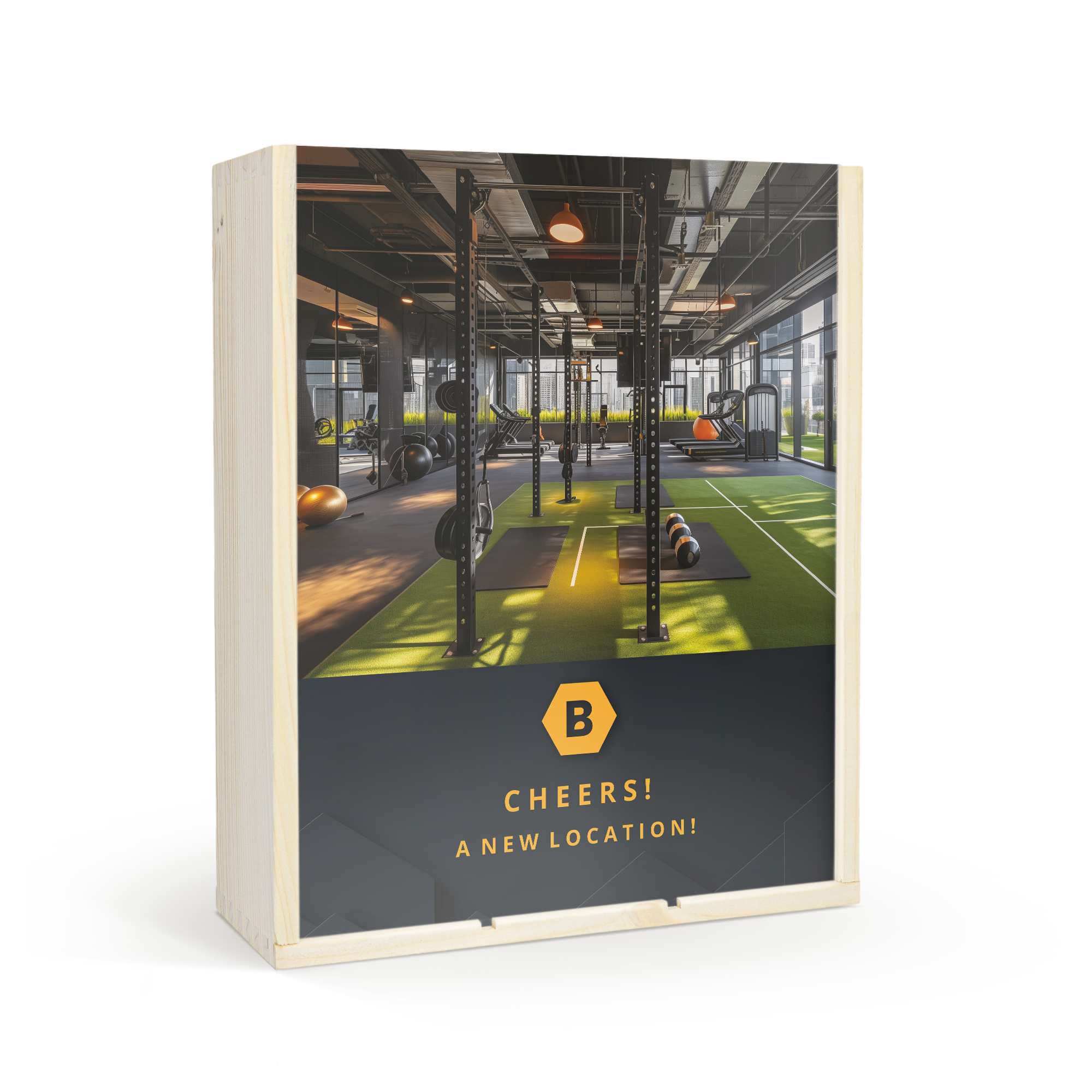 Luxe wijnpakket in houten kist, bedrukt met een foto van een sportschool en de tekst "CHEERS! A NEW LOCATION!"