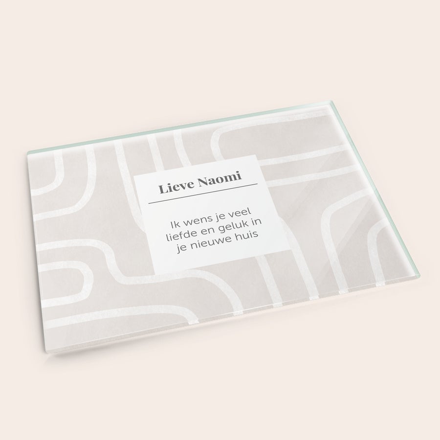 Snijplank bedrukken Luxe bedrukte snijplank van glas, gepersonaliseerd met tekst Lieve Naomi en wensen voor haar nieuwe huis