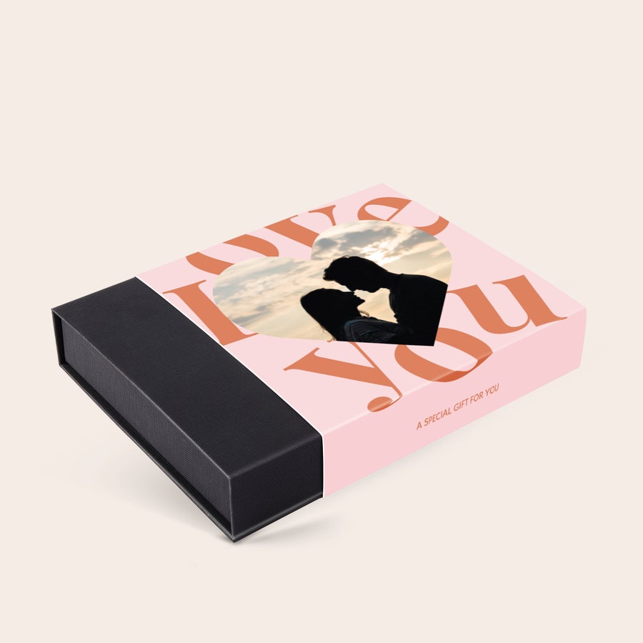 Personalizowana bombonierka ze zdjęciem Personalizowane luksusowe czekoladki w różowym pudełku z nadrukowanym zdjęciem pary w sercu i napisem LOVE YOU