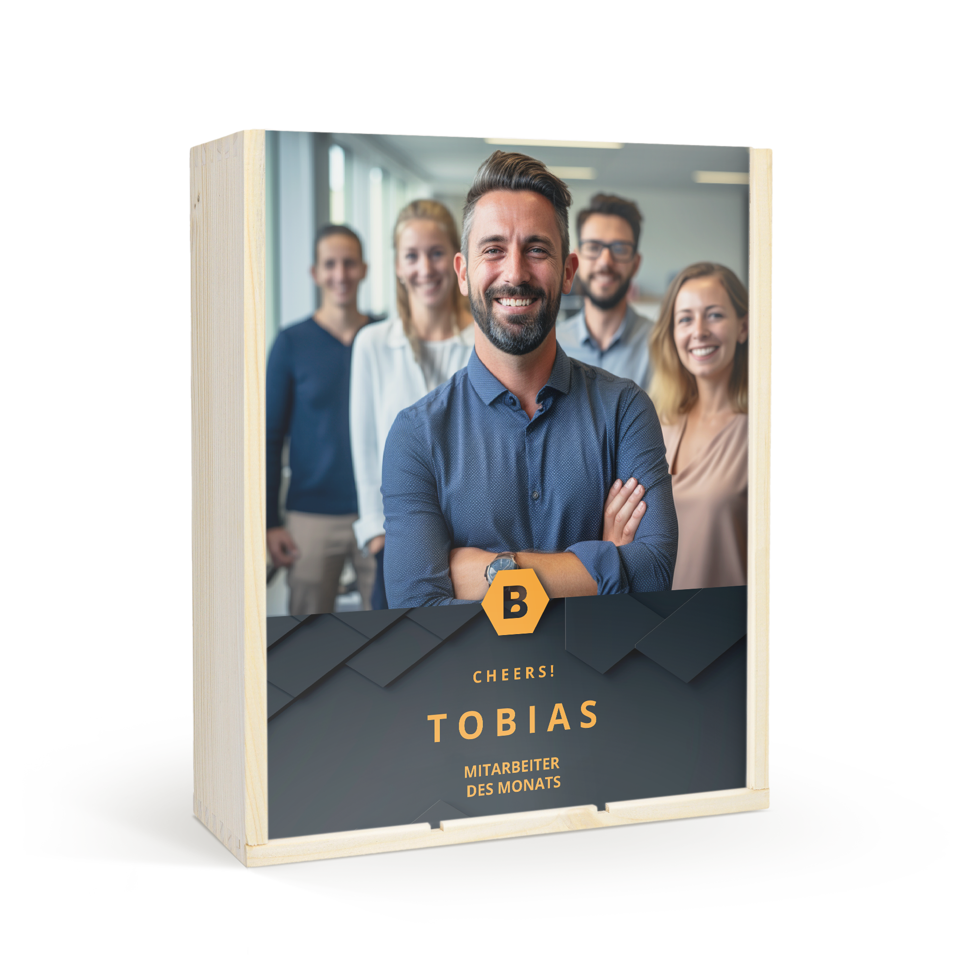 Eine Weinkiste mit Foto für 3 Flaschen, bedruckt mit einem Gruppenfoto, "Cheers!", dem Namen "Tobias" und "Mitarbeiter des Monats".