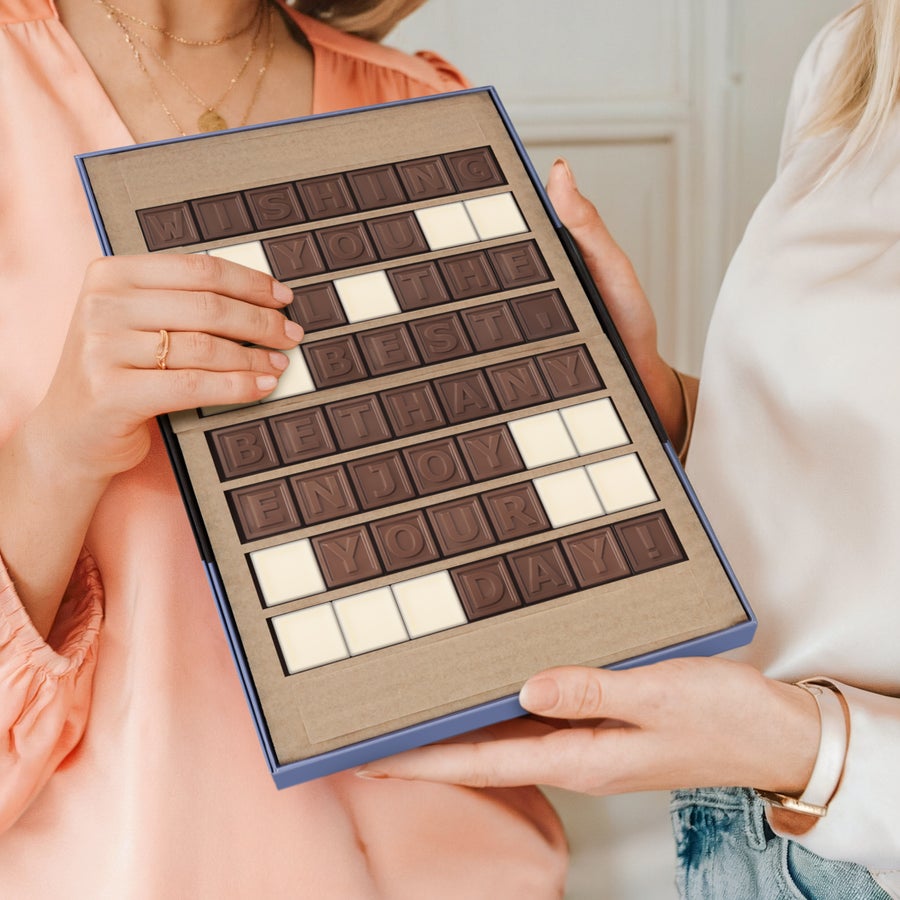 Chocotelegram® Personalizowana czekolada z napisem "WISHING YOU THE BEST BETHANY ENJOY YOUR DAY!" to wiadomość ukryta w czekoladzie