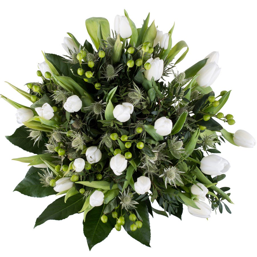 Boeket witte Bloemen Tulpen met frisgroene bladeren en bessen, persoonlijk te combineren.