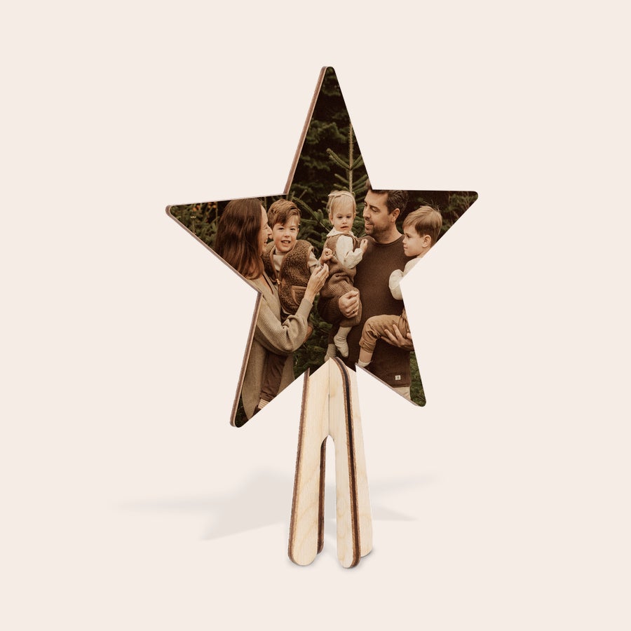 Personlig julgranstopper i trä Personlig stjärnformad trätopp med UV-tryckt familjebild, en skräddarsydd trätopp för julgranen.