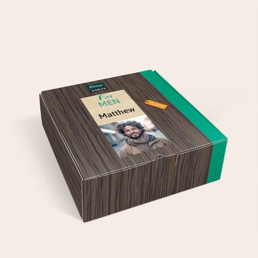 Személyre szabott Kneipp ajándékkészlet férfiaknak - Kneipp design Személyre szabott Kneipp Men ajándékkészlet fényképpel és névvel nyomtatott díszdobozban otthoni gyógyfürdőélményhez
